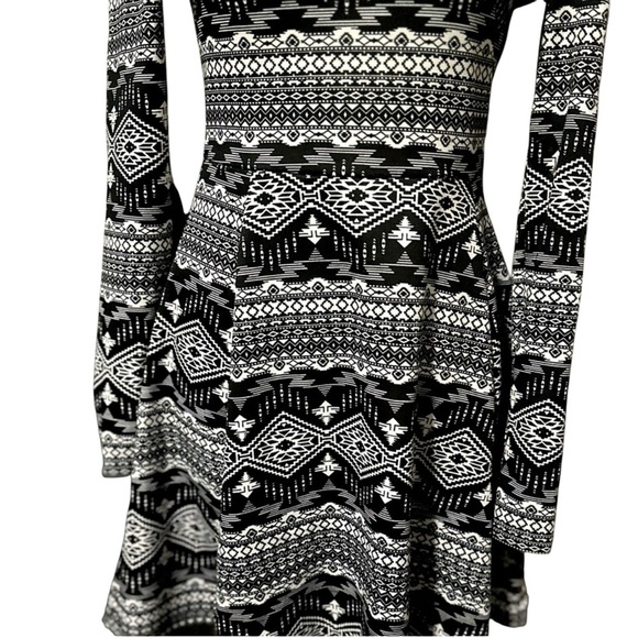 Divided from H&M long sleeve stretchy dress in a sz 6.  Excellent condition. - Picture 6 of 7